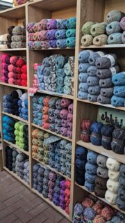 Kalte Füße? 🧦🍂🧶 Dann wird's höchste Zeit für ein neues Sockenprojekt! 🧶 Ob klassisch einfarbig, dezent gemustert oder kunterbunt - in unserer Wollwerkstatt gibt es jede Menge Sockenwolle zu entdecken! Bei uns findest du 4- und 6-fädige Sockengarne von Opal, Pro Lana, Woolly Hugs und Knit Pro Symfonie in vielen wunderschönen Farben und unterschiedlichen Qualitäten: klassische Schurwollmischung, kuschelige handgefärbte Merinowolle oder Wolle mit Baumwollanteil. ♥️ Socken stricken und Gutes tun!
Wir beteiligen uns auch am großen Socken-Weltrekord. Du möchtest mitmachen? Deine selbstgestrickten Socken kannst Du direkt bei uns in der Wollwerkstatt in die Sammelbox werfen. 🧦 Komm vorbei, stöbere durch unsere große Auswahl und entdecke deine neue Lieblingswolle 🧶♥️ 📍Wollwerkstatt bei Profi Müller in Prüm-Dausfeld #sockenwolle #profimüller #wolleprüm #sockenstrickenmachtglücklich #prüm